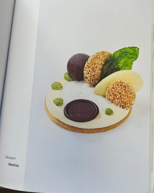 Chocolade, gelato en krokante texturen op een bord